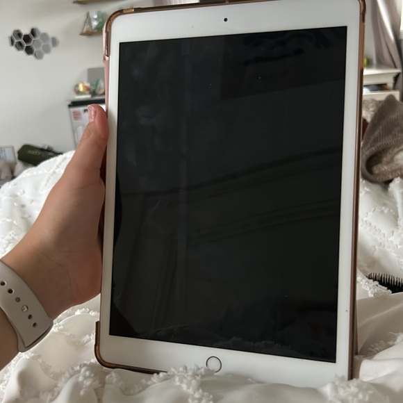Basically new 7th generation IPAD. Rose gold WITH BOX!!! - Picture 2 of 6